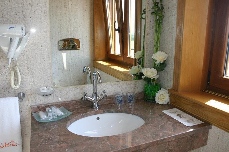 Complejo Aldeola Bed & Breakfast Malpica Bagian luar foto
