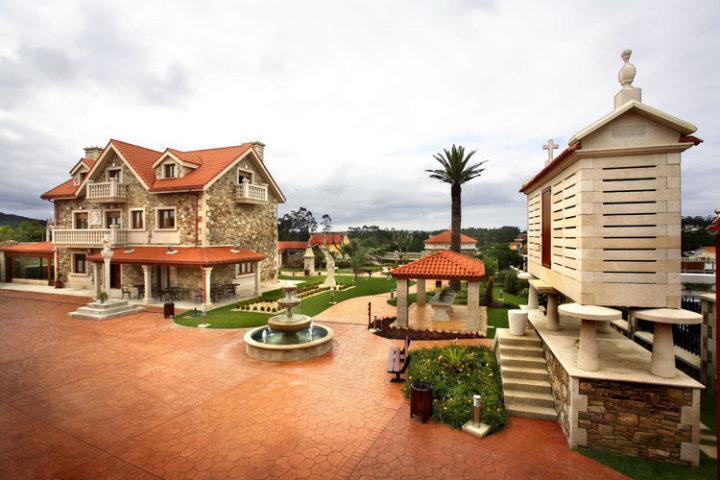 Complejo Aldeola Bed & Breakfast Malpica Bagian luar foto